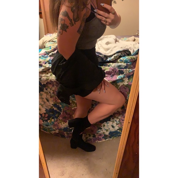 Meet Your Posher! Jesse 🖤 - Picture 10 of 11